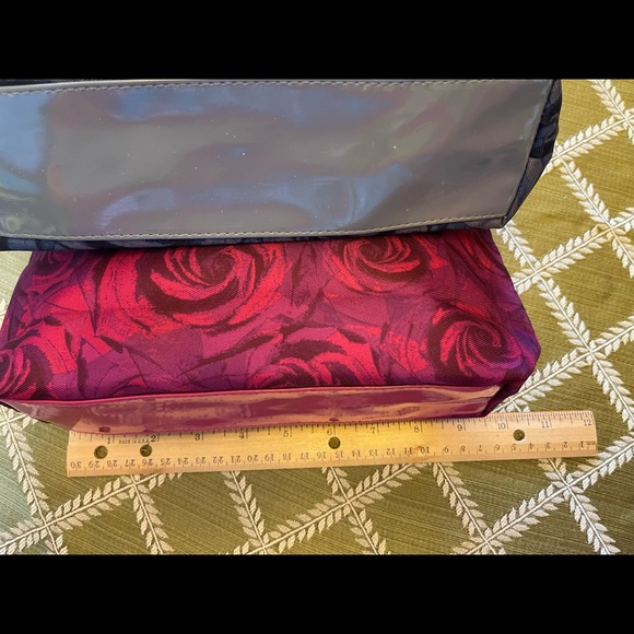 2 Lancôme Cosmetic Bags - Picture 10 of 10